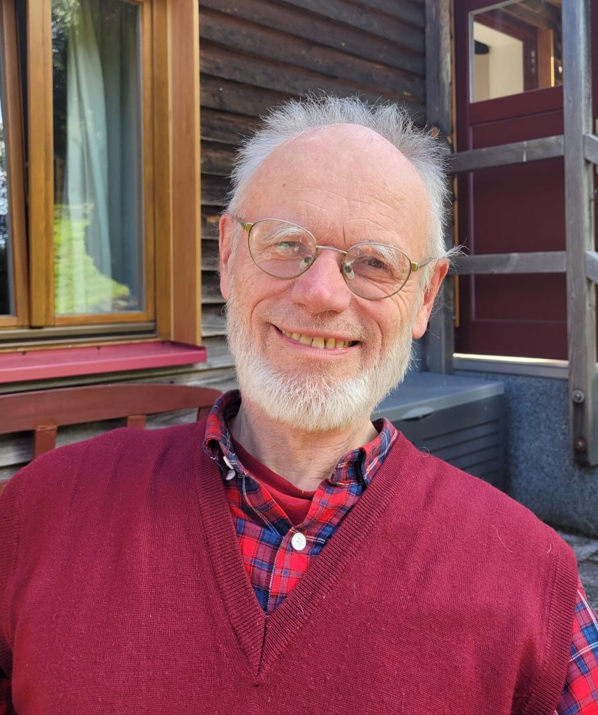 Winfried Kinscherff vor Haus Bergwiese auf der Terrasse