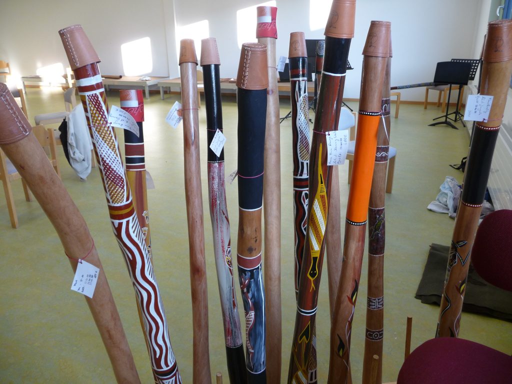 Auf einem Holzständer sind ca. 13 didges zum Verkauf ausgestellt - 2011
